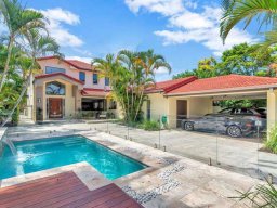 contemporary-pivot-door-and-sidelight-entries-59